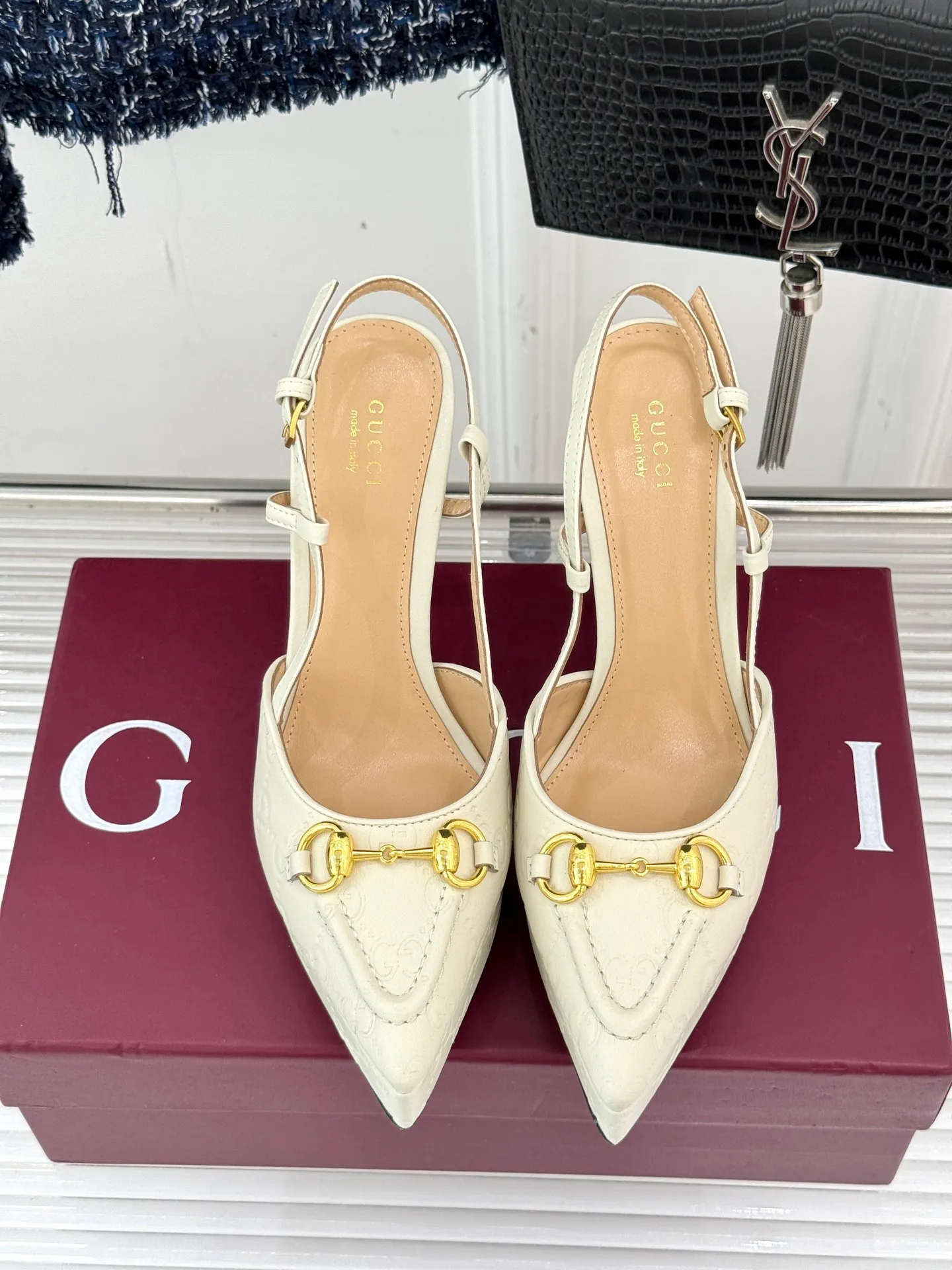 👟👟Ex-factory price 680👟👟 Gucci/Gucci classic horsebit pointed-toe platform high-heeled sandals, which perfectly integrate classic elements and fashionable design. These sandals are decorated with the iconic horsebit. The metallic horsebit embellishes the upper, exuding a strong retro style and highlighting the brand heritage. The design of the waterproof platform and the high heel complement each other. The 9.5 cm high heel and the 2 cm waterproof platform can effectively reduce the pressure on the foot while elongating the leg line, making walking more stable. The adjustable ankle buckle design is not only easy to put on and take off, but can also be adjusted according to personal foot shape to ensure a comfortable fit. Whether paired with an elegant dress for formal occasions or paired with simple trousers to create a fashionable street style, these sandals can be easily worn, adding a touch of color to the overall look and showing the wearer's unique taste and fashion attitude. The fabric is made of original customized calfskin, the inner pads are all sheepskin, and the genuine leather outsole imported from Italy size: 35-39 (40/41/42 customized)
